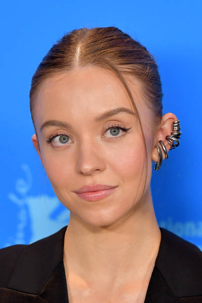 Sydney Sweeney pose at the "Reality" photocall during the 73rd Berlinale International Film Festival Berlin at Grand Hyatt Hotel on February 18, 2023 in Berlin, Germany — frame 73/128 (408×612)