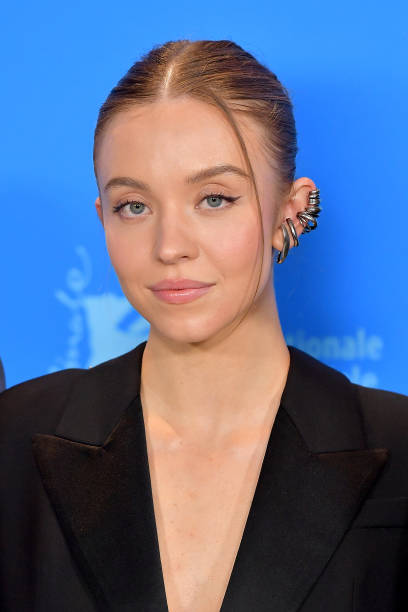 Sydney Sweeney pose at the "Reality" photocall during the 73rd Berlinale International Film Festival Berlin at Grand Hyatt Hotel on February 18, 2023 in Berlin, Germany — frame 54/128 (408×612)