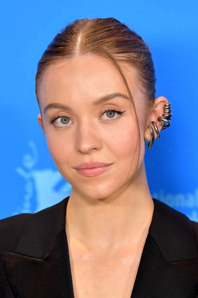 Sydney Sweeney pose at the "Reality" photocall during the 73rd Berlinale International Film Festival Berlin at Grand Hyatt Hotel on February 18, 2023 in Berlin, Germany — frame 74/128 (408×612)