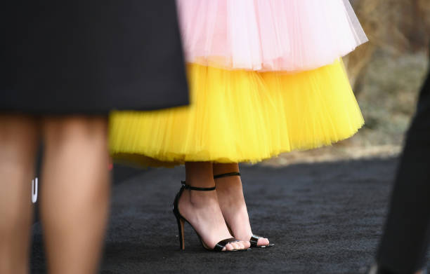 Sydney Sweeney, shoe and fashion details, attends the premiere of Hulu's "The Handmaid's Tale" Season 2 at TCL Chinese Theatre on April 19, 2018 in Hollywood, California — frame 10/10 (612×391)