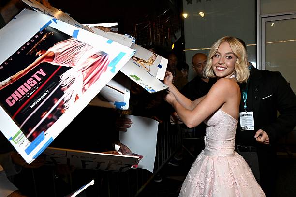 Sydney Sweeney signs autographs during the Screening of "Christy" during AFI FEST 2025 Presented by Canva at TCL Chinese Theatre on October 25, 2025 in Hollywood, California — frame 190/191 (612×408)