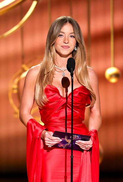 Sydney Sweeney speaks onstage during The 77th Primetime Emmy Awards at Peacock Theater on September 14, 2025 in Los Angeles, California — frame 27/114 (416×612)