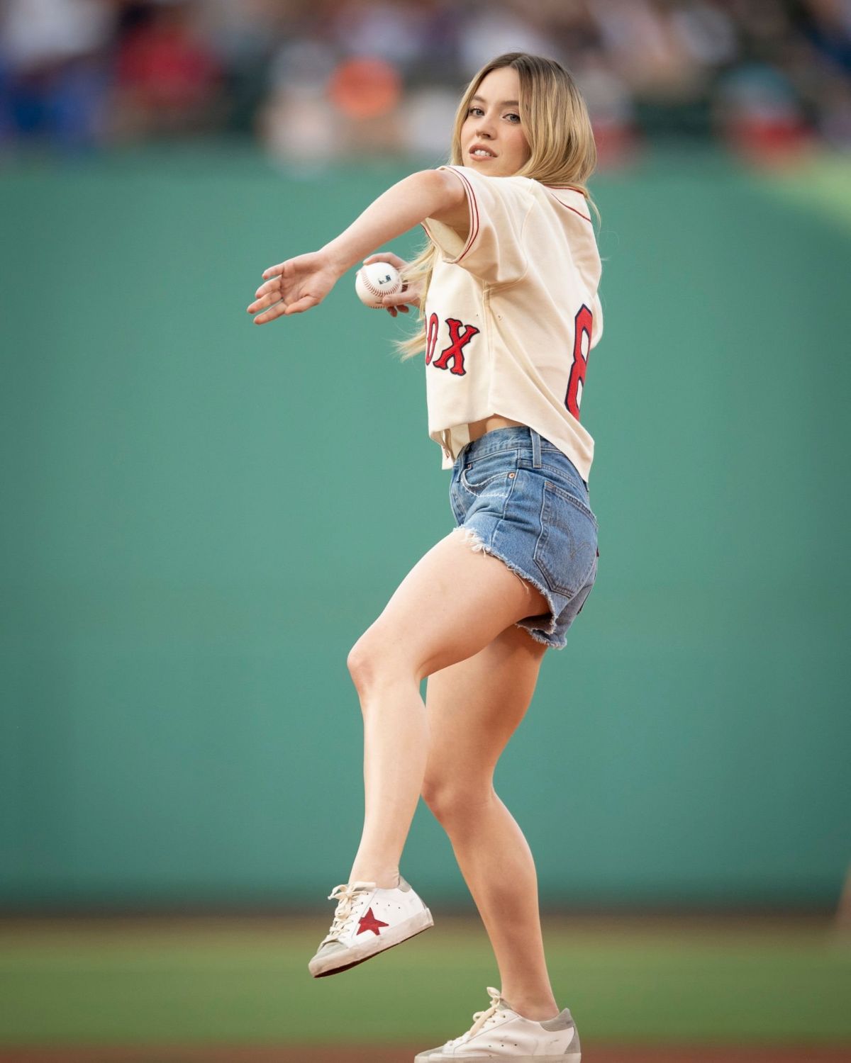 SYDNEY SWEENEY Throws Out First Pitch at Blue Jays vs. Red Sox Game in Boston 07/22/2022 (1200×1500)
