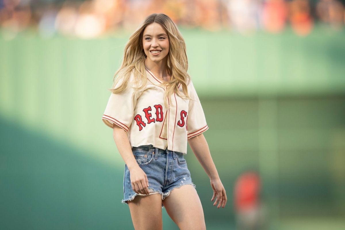 SYDNEY SWEENEY Throws Out First Pitch at Blue Jays vs. Red Sox Game in Boston 07/22/2022 (1200×800)