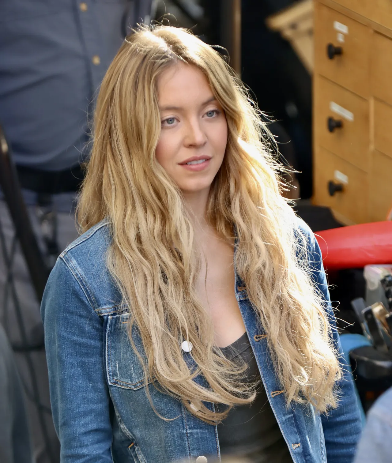Sydney Sweeney Wears a Denim Jacket and Brown Cargo Trousers Filming The Housemaid’s Secret