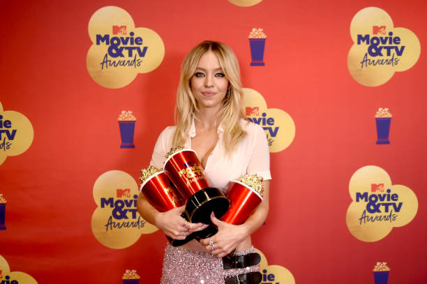 Sydney Sweeney, winner of the Best Show, Best Fight, and Here For The Hookup awards for ‘Euphoria’, poses backstage during the 2022 MTV Movie & TV Awards at Barker Hangar on June 05, 2022 in Santa Monica, California (612×407)